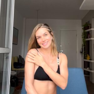 Gabi Spaciari Instagram - Só um book caseiro já que tá chovendo no mundo inteiro…

#home #saopaulo #sp #hairstyle #nofilter #nomakeup