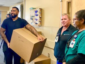 Gable Dan Steveson Instagram - Gold medalist @gablesteveson joined Dan, Archie, and SPIRE Ambassadors to deliver shoe and clothing donations to the @regionshospital Emergency Department this morning. 🏥

Donations were collected at all SPIRE branches earlier this summer and will be given to patients in crisis at the hospital. THANK YOU to every member who donated! 🙌