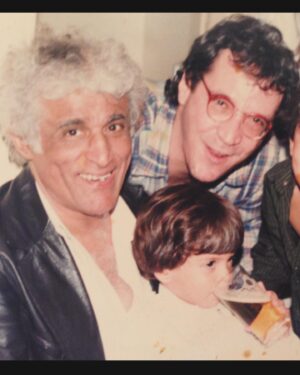 Gabriel Louchard Instagram - O Ziraldo era aquele amigo do pai, que você tem como tio, sabe? Mas no meu caso foi mais que um tio, foi um padrinho na Carreira! Sempre entusiasta, não tinha uma só vez que o encontrasse sem ele falar: “faz uma mágica, faz aquela!” Foi através dele minha primeira ida no programa do Jô, ainda aos 15 anos, que me apresentou para o Brasil inteiro! E foi com ele também meu primeiro gole de chopp ahahahahaha, a prova ta aí! Mas antes de tudo isso, ele era um gênio das artes, figura única  para nossa cultura! Vai fazer muita falta! ❤️❤️❤️❤️
