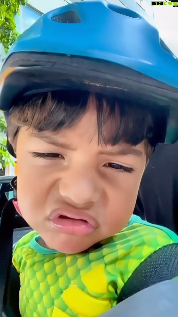 Gabriel Louchard - 2.6K Likes - Mais um capítulo da série: “com sono na bike!”
O “pow” no final me pega legal! 😍
#paidemenino
