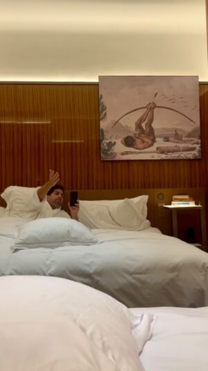 Gabriel Louchard Instagram - Faça-me o favor, sofisticação tem limite! #quartodehotel #hotel #televisão #saopaulo