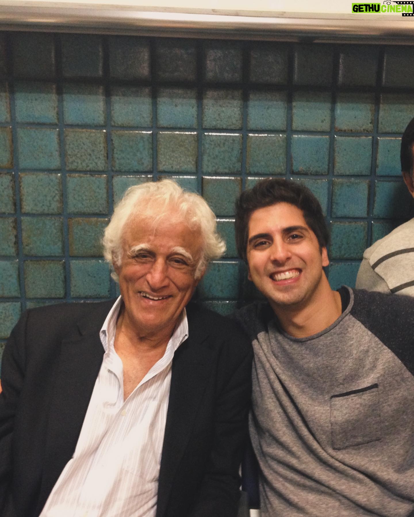 Gabriel Louchard - 2.2K Likes - O Ziraldo era aquele amigo do pai, que vocĆŖ tem como tio, sabe? Mas no meu caso foi mais que um tio, foi um padrinho na Carreira! Sempre entusiasta, nĆ£o tinha uma só vez que o encontrasse sem ele falar: āfaz uma mĆ”gica, faz aquela!ā Foi atravĆ©s dele minha primeira ida no programa do JĆ“, ainda aos 15 anos, que me apresentou para o Brasil inteiro! E foi com ele tambĆ©m meu primeiro gole de chopp ahahahahaha, a prova ta aĆ! Mas antes de tudo isso, ele era um gĆŖnio das artes, figura Ćŗnica para nossa cultura! Vai fazer muita falta! ā¤ļøā¤ļøā¤ļøā¤ļø
