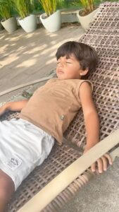 Gabriel Louchard Instagram - É simples: é só deitar, relaxar, fechar os olhos e não falar. Que dificuldade tem nisso? 

#paidemenino #meditacaododia