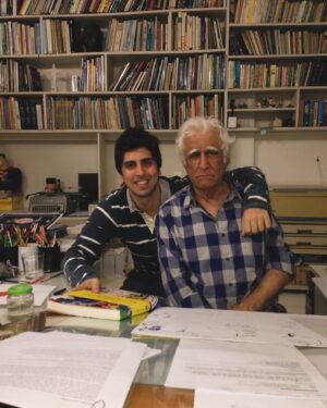 Gabriel Louchard Instagram - O Ziraldo era aquele amigo do pai, que você tem como tio, sabe? Mas no meu caso foi mais que um tio, foi um padrinho na Carreira! Sempre entusiasta, não tinha uma só vez que o encontrasse sem ele falar: “faz uma mágica, faz aquela!” Foi através dele minha primeira ida no programa do Jô, ainda aos 15 anos, que me apresentou para o Brasil inteiro! E foi com ele também meu primeiro gole de chopp ahahahahaha, a prova ta aí! Mas antes de tudo isso, ele era um gênio das artes, figura única  para nossa cultura! Vai fazer muita falta! ❤️❤️❤️❤️