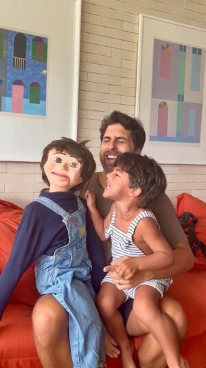 Gabriel Louchard Instagram - Nada como ter um pai que já foi animador de festas infantis… 🤣

Quem aí já viveu isso?

#paidemenino #fantoche #criançasendocriança #animaçãoinfantil #animadordefesta #mágico #bonecomodesto #bonecodeventríloquo #ventrilocuo