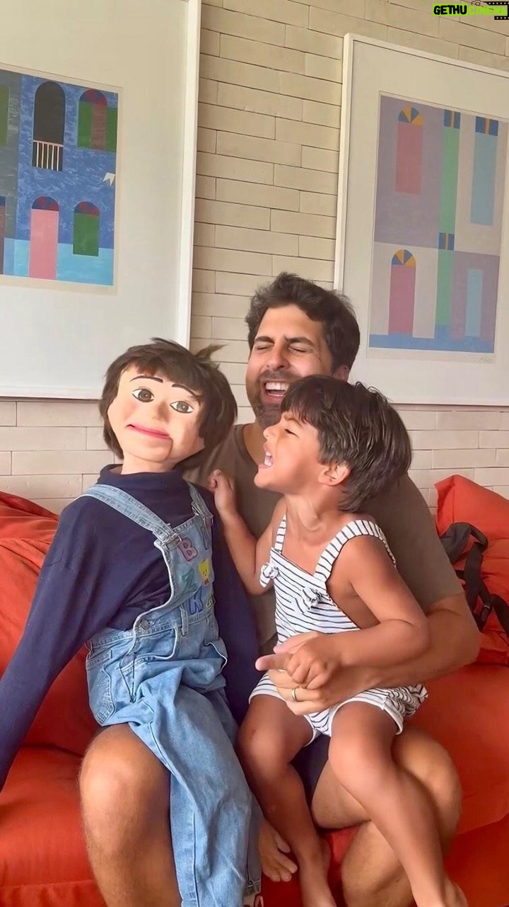 Gabriel Louchard - 1K Likes - Nada como ter um pai que já foi animador de festas infantis… 🤣
Quem aí já viveu isso?
#paidemenino #fantoche #criançasendocriança #animaçãoinfantil #animadordefesta #mágico #bonecomodesto #bonecodeventríloquo #ventrilocuo