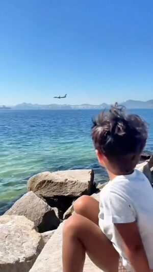Gabriel Louchard Instagram - Alguém me passa o contato da Anac ou da Infraero pra facilitar minha vida? Muito fraco o tráfego de aviões hoje, Theo me pediu pra resolver isso… ✈️ 😍

#paidemenino