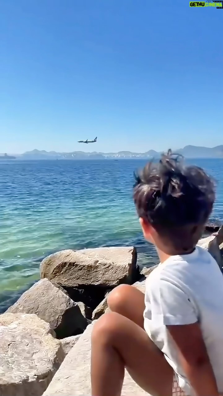 Gabriel Louchard - 1.6K Likes - Alguém me passa o contato da Anac ou da Infraero pra facilitar minha vida? Muito fraco o tráfego de aviões hoje, Theo me pediu pra resolver isso… ✈️ 😍
#paidemenino
