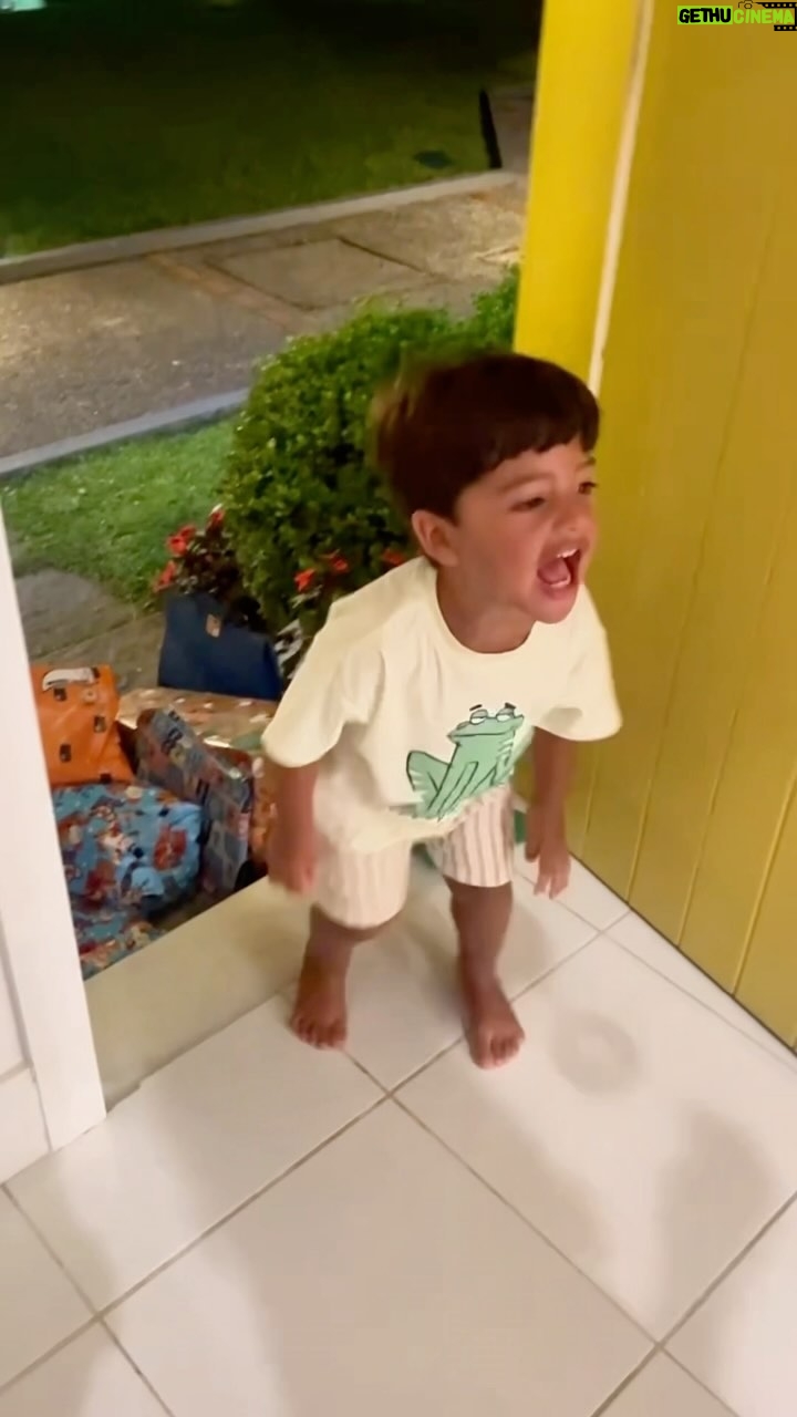 Gabriel Louchard - 1.7K Likes - O presente ta aí 👏🏻👏🏻 agora é só montar 😬!
É mais fácil gabaritar o Enem que montar as simples 47 peças deste lindo patinete.
Papai Noel não podia já entregar montado? Preguiçoso legal….
