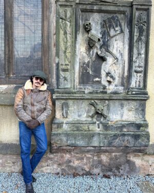 Gabriel Luna Instagram - Greyfriars Kirkyard. #edinburgh #MementoMori 🏴󠁧󠁢󠁳󠁣󠁴󠁿 💀 💐