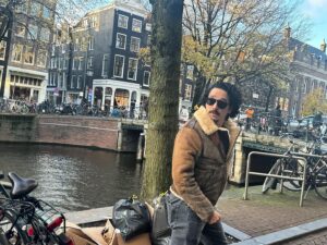 Gabriel Luna Instagram - Keeping an eye out for these bicycles. Trying not to take out a peloton of people pedaling to work. #Amsterdam #canals 🇳🇱 🚲