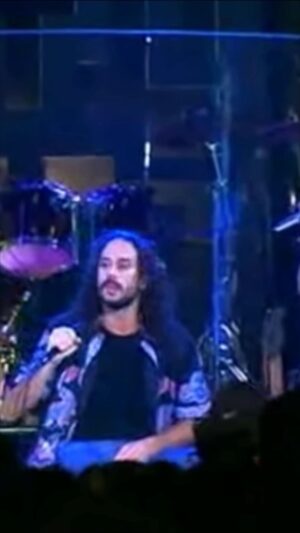 Gabriel, O Pensador Instagram - Em 1991, quando levava minha faixa Morte ao Racismo pra pendurar em alguns eventos ou protestos improvisados com os amigos, a sociedade virava as costas pra esse assunto solenemente. Então comecei a cantar esta música, invadindo palcos, pedindo o microfone, e uma das vezes em que pude cantá-la pra um público grande foi na praia de Botafogo justamente num evento organizado pelo Movimento Negro no dia 20 de novembro de 1992. Em 93 saiu meu álbum e esta faixa foi um dos hits (ainda com o nome Lavagem Cerebral), tocando muito em rádios e TVs e fazendo muitas crianças e adultos refletirem e debaterem sobre a questão. Infelizmente ainda temos um longa luta pela frente pra combater e reduzir este mal doentio que é o racismo e nenhum ser humano deve poupar esforços para isto.