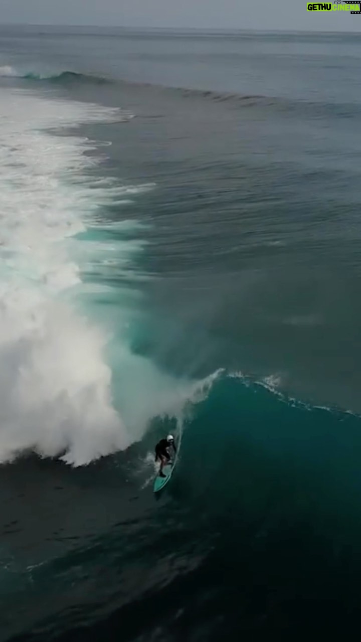 Gabriel, O Pensador - 65.9K Likes - A ideia da letra dessa música surgiu quando eu estava dentro do mar em São Conrado. Tive que abandonar o surf e pedir uma caneta no quiosque pra escrever. Gravei com a @conecrewoficial no álbum Sem Crise. Quem aí já conhecia?
Imagens @kanduivillas e @hiddenbayresortmentawais