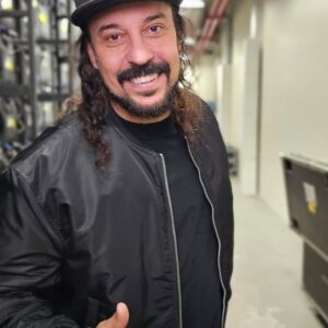 Gabriel, O Pensador Instagram - “Se todos tem voz, eu tenho ouvidos”, diz a letra de uma das músicas do novo álbum de Gabriel O Pensador, "Antídoto pra todo tipo de veneno". O rapper é o convidado de hoje do #ConversacomBial para celebrar seus 30 anos de carreira e falar de novos projetos. É no GNT  23h30 e na @tvglobo logo após o Jornal da Globo.