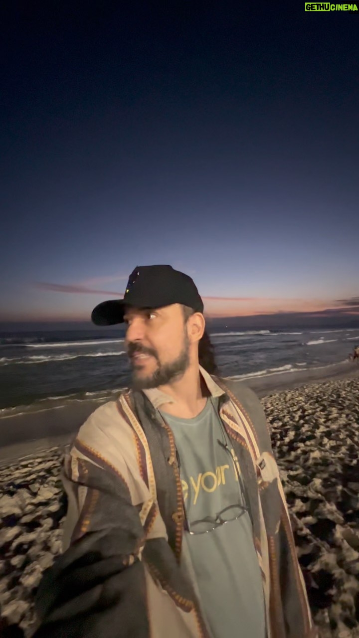 Gabriel, O Pensador - 19.5K Likes - Vergonha de pessoas que transformam as praias (ou cachoeiras rios e matas) em um grande chiqueiro por serem incapazes de fazer uma coisa tão simples que é carregar o seu lixo até a lata mais próxima!