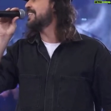 Gabriel, O Pensador - 57.3K Likes - Executar música ao vivo sempre tem algo de mágico, transformando o silêncio em uma outra atmosfera, gerando emoção, em um momento único, conectando as pessoas através do som, seja numa roda entre amigos ou com uma enorme plateia. Pela TV é mais especial ainda, pois estamos transmitindo essa magia pra dentro da casa das pessoas, no caso do Altas horas pra mais de 10 milhões de espectadores, e com a orquestra jovem de Heliópolis a beleza disso tudo ficou mais nítida ainda. Obrigado @serginhogroisman e parabéns a todos que têm projetos que incentivam a música em comunidades ajudando crianças e jovens a encontrar um caminho e conquistar super poderes como os talentosos parceiros que me encantaram no programa de ontem!