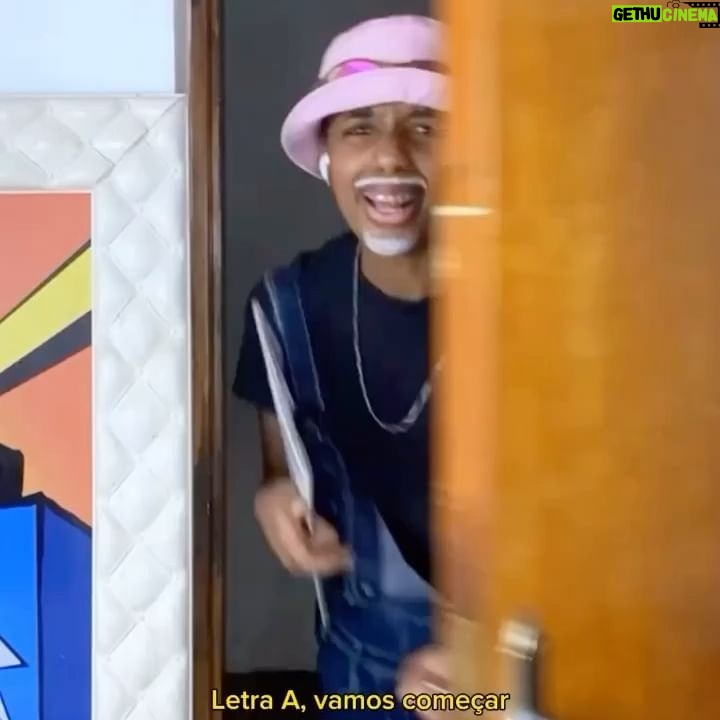 Gabriel, O Pensador - 21.3K Likes - Tô gostando de ver os vídeos que a galera tá fazendo com essa música que foi lançada em 1997. Muitos que estão curtindo esse som hoje não eram nem nascidos naquela época e o mesmo vale pra muitas outras músicas dos primeiros álbuns que continuam até hoje no nosso show. Durante a turnê que vem agora, do álbum Antídoto pra todo tipo de veneno, estejam preparados pra serem cahamados no palco pra cantar comigo uma das antigas! Pelo jeito vocês não vão fazer feio hehe.. valeeeu!!