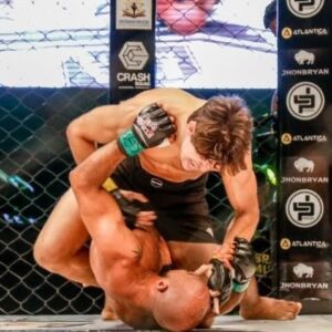 Gabriel Souza Instagram - ESSA FOI PUNK! 😬 Aproveitando o #tbt para lembrar essa luta onde tive o PIOR CORTE DE PESO DA MINHA VIDA. Apesar de saber que estava muito debilitado, continuei na luta de teimoso...
Ainda bem no início da carreira, lutando no @favela_kombat 🔥
.
.
.
.
#mma #luta #lutador #jiujitsu #jiujitsulifestyle