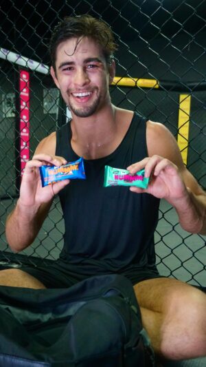 Gabriel Souza Instagram - @hummmsnacks tem sido a minha aliada nos momentos de correria, principalmente quando bate aquela vontade de comer um docinho. Se tornou meu snack preferido, além de ser saborosa e sem adição de açúcar, tem aquela dose ideal de proteína 😉

Já estou no preparo para minha próxima luta no dia 8 de março, o ritmo de treinos está bem acelerado, e como sempre, venho mostrando tudo aqui para vocês!
.
.
.
.
.
.
#mma #treino #lutador #publi #jiujitsu