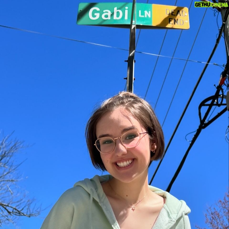 Gabriella Graves - 415 Likes - think I should move here? 🤭