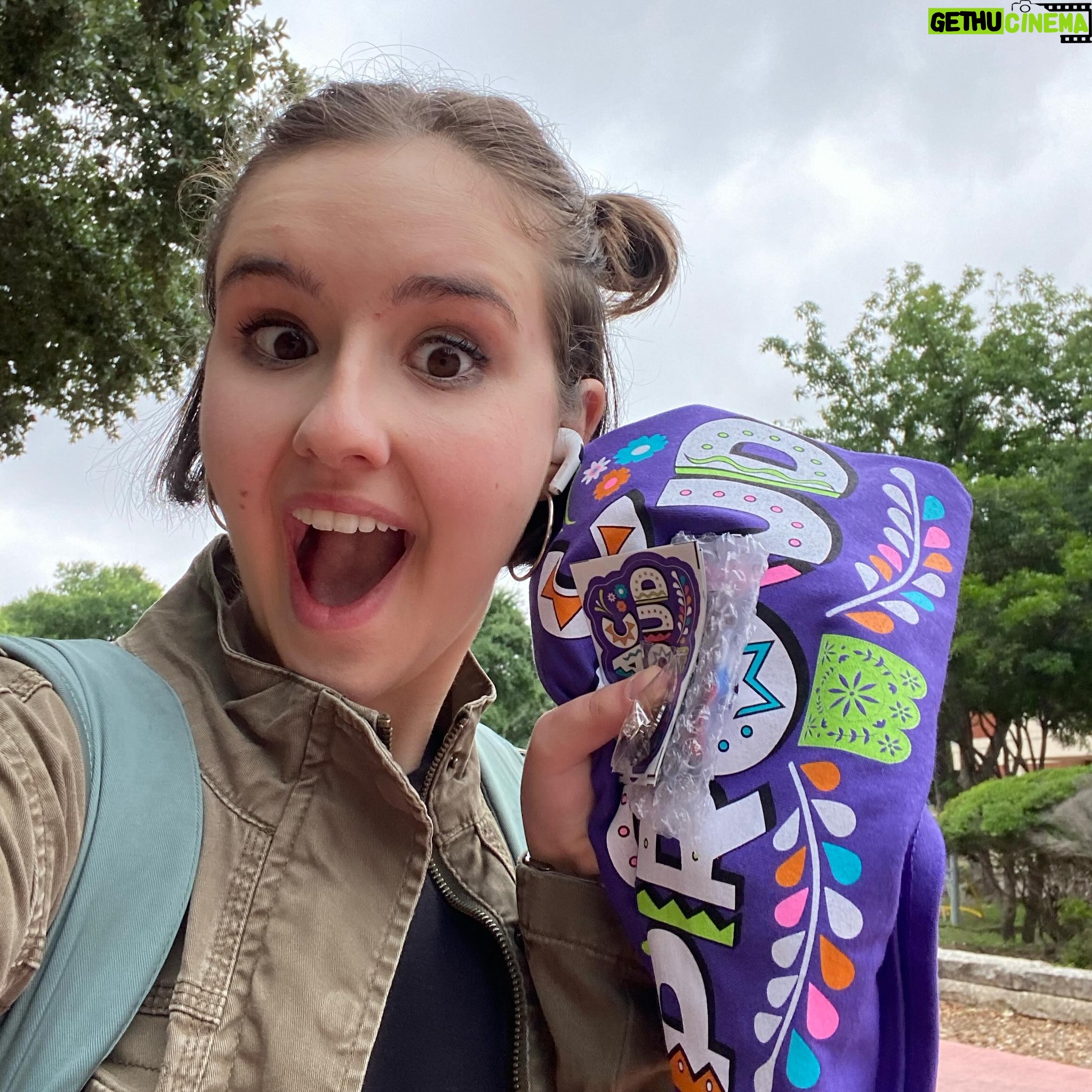 Gabriella Graves - 341 Likes - Viva Fiesta!
It’s fiesta time in San Antonio, and my college celebrated by giving out t-shirts and fiesta medals!! Have you ever been to a San Antonio Fiesta? 🪅🎉