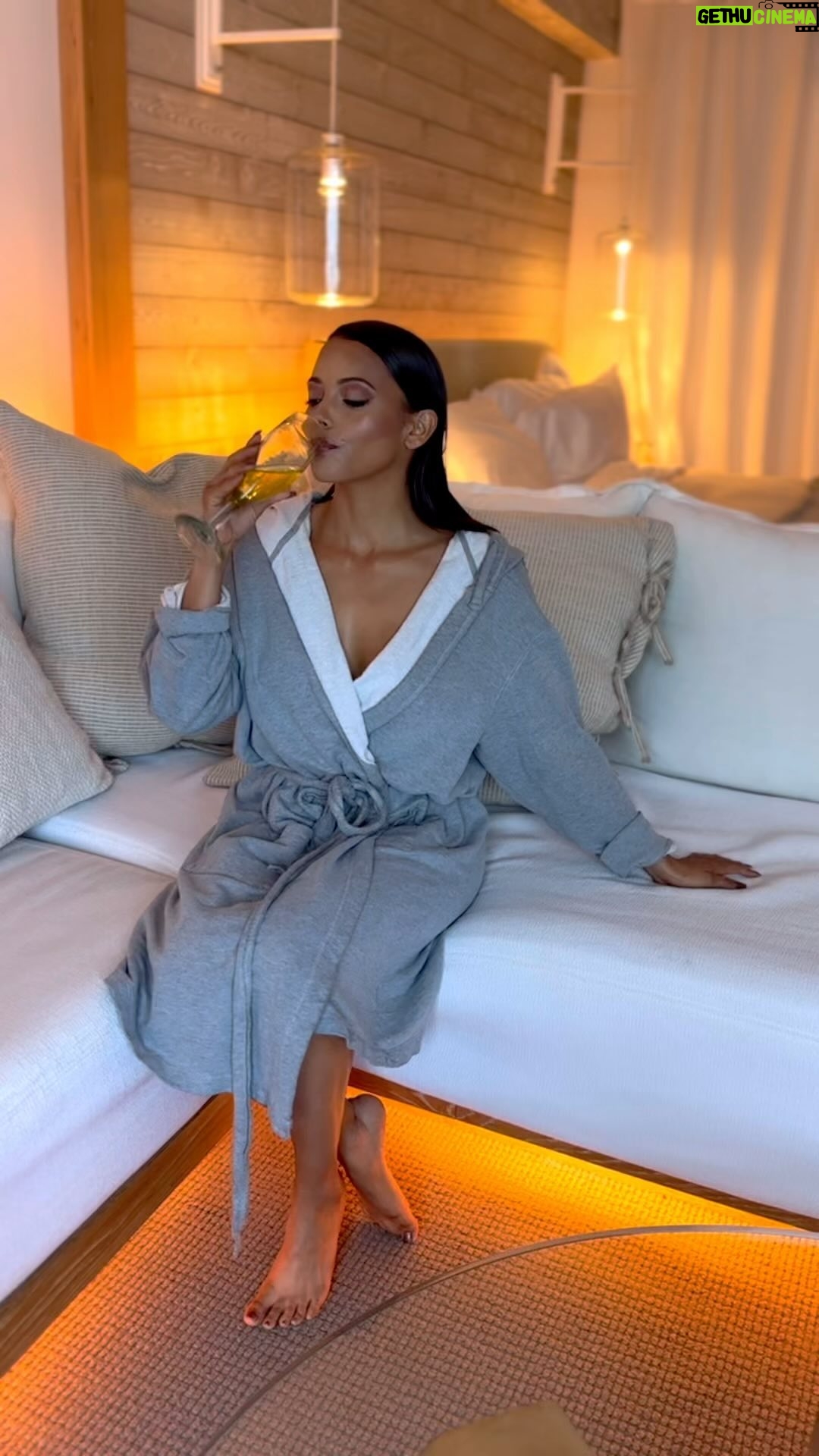 Gabrielle Walsh - 1.7K Likes - 🥂🩵✨#FBF @americanblackfilmfestival
Styled by: @estyl0
Make up: @juanantoniomakeup
Hair: @zarahair1
#NBCFound #ABFF #Miami