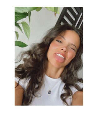 Gabrielle Walsh Instagram - Three quick ways to get connected to Source…

1. Gratitude

2. Kindness 

3.Laughter 

🙏🏽🤍☺️
