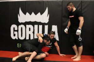Gadzhi Rabadanov Instagram - С чемпионами @khabib_nurmagomedov @islam_makhachev 
они тоже чемпионы @gorillaenergy