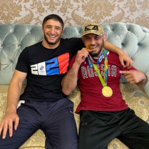 Gadzhimurad Khiramagomedov Instagram - Поздравляю своего брата @sadulaev_abdulrashid чародинского танка, олимпийского чемпиона💪🏼с достойной победой🥇
Ин ша Аллагь ты продолжишь нас радовать своими олимпийскими достижениями🥇🥇
Мотивируешь подрастающее поколение, что упование на Всевышнего, дисциплина, самоконтроль, упорные физические тренировки приносят колоссальные результаты! Желаю, как минимум ещё 2 олимпийские медали завоевать🥇крепкого здоровья, дальше больше👆🏼