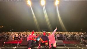 Gaeko Instagram - 신나게 뛰어 놀고 대학생들이 주는 고마운 술도 가끔 얻어마시고 단체사진도 찍고 📸 #축제