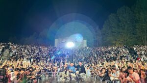 Gaeko Instagram - 신나게 뛰어 놀고 대학생들이 주는 고마운 술도 가끔 얻어마시고 단체사진도 찍고 📸 #축제