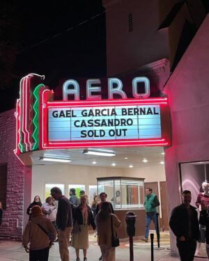 Gael García Bernal Instagram - Acá andamos, dando vueltas al sol y con Cassandro de tripulante del gran acto de fe que es hacer cine. Ya la película no nos pertenece. Nosotros pertenecemos a ella. Gracias enormes a todos y todas que nos dejaron jugar como niños en este mundo de adultos. Gracias también por las felicitaciones cumpleañeras. ¡Seguimos! @cassandro_el_exotico @primevideo @lacorrientedelgolfo