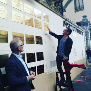 Gael García Bernal Instagram - La plaque sur le mur...
Feliz acá. Besos a todos.