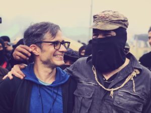 Gael García Bernal Instagram - Todo lo que pueda poner en Instagram será de una frivolidad tremenda. Así que convido a preparar el meme de esta foto antes de que alguien lo haga. “Haz la revolución quien te mira como...” o “Pepe Grillo se asomó para señalar el futuro...”. O lo que sea. Cualquier reflexión o verdadero retrato de esta experiencia, me acompaña y es “patrimonio común del recuerdo...” Y bueno, qué bonito es estar en un lugar para compartir utopías. Porque entre tantos horizontes, esa conversación nos hermana inmediatamente; nos hace compas.