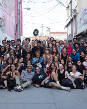 Gael García Bernal Instagram - Acá andamos, dando vueltas al sol y con Cassandro de tripulante del gran acto de fe que es hacer cine. Ya la película no nos pertenece. Nosotros pertenecemos a ella. Gracias enormes a todos y todas que nos dejaron jugar como niños en este mundo de adultos. Gracias también por las felicitaciones cumpleañeras. ¡Seguimos! @cassandro_el_exotico @primevideo @lacorrientedelgolfo