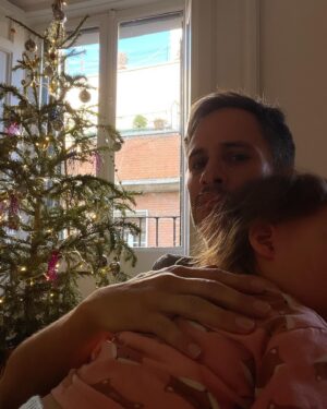 Gael García Bernal Instagram - ¡Feliz año, compas! Nosotros acá estamos todos con gripe A. Qué fortuna y suerte poder estar juntos y curarnos las dolencias. Brindo con té de jengibre para que sea un año donde nos curemos con mucha serenidad, felicidad, locura linda y paciencia. Abrazos a todoisss.