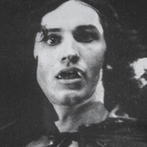 Gael García Bernal Instagram - También es día de los padres vampiros. Feliz día. (Se me hacía lo más tener un padre que saliera en fotos disfrazado siempre) ((todavía se me hace))