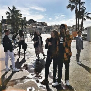 Gael García Bernal Instagram - “Aquí en la Tierra” presentando su nuevo single: “Leandro tenía un velero” #aquienlatierra #canneseries2018