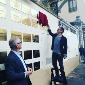 Gael García Bernal Instagram - La plaque sur le mur...
Feliz acá. Besos a todos.