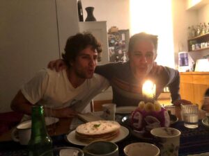 Gael García Bernal Instagram - ¡Gracias por las felicitaciones! ¡43 ya está tremendo!
Pero quiero felicitar también a mi hermanito querido - cumplimos el mismo día - deseándole que le llueva cariño y risas. Es muy inteligente, tierno, buena persona y gran cocinero. Entre tantas otra cosas. Feliz cumple, @dario !!!🤪🤪🤪 (la foto la tomó mi hermanita querida @tamyaz )