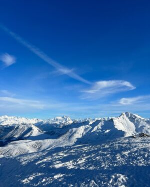 Gaëlle Pietri Instagram - 🤍 2024 🤍
Commencer l’année dans le blanc et la lumière 🌟🌟
#motherandson #valmorel #frenchalps