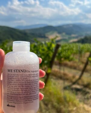 Gaëlle Pietri Instagram - 🌱 We Sustain Beauty 🌱
je suis heureuse de participer à la campagne socio-environnementale mondiale de @davinesfrance .
En lien avec l’Institut Rodale, pionnier du mouvement biologique régénérateur et la Fondation Slow Food pour la biodiversité alimentaire dans le monde entier, @davinesofficial développe ses actions et ses recherches en faveur de l’environnement.
Geste symbolique avec son nouveau produit manifeste:
 WE STAND/ For Regeneration,  un shampoing-gel douche apportant hydratation et brillance aux cheveux.  Enrichi en ingrédients spéciaux actifs, mais aussi « militants », nous aidant à sensibiliser le public à la biodiversité, à la santé des sols et à l’équité des travailleurs agricoles avec l’extrait de marc de raisin Barbera contenu dans la formule et provenant du vignoble de Mr Cunial à Parme, en Italie, leur premier ingrédient issu de l’agriculture biologique régénératrice.  Santé ! 🌍  #wesustainbeauty #regenerativeagriculture #sustainablebeauty #davines #davinesfrance