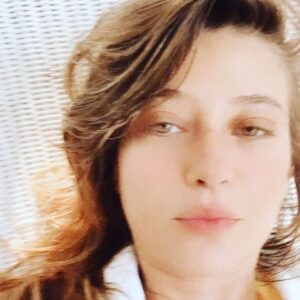 Gala Kogan Instagram - אני בוחרת באהבה

 

אם אין לנו אהבה כנה לעצמנו 
לא נוכל לאהוב את מי ומה שמחוצה לנו.
האהבה לעצמינו היא הליך לימודי ,
האהבה לעצמינו היא הליך שיקומי ,
האהבה לעצמינו מחייבת עדינות ורכות מלאת חמלה  והתמדה חסרת פשרות .
לוקח זמן לשחרר את כל ההתניות המגבילות אותנו לאהבה עצמית ...
אף פעם לא באמת העמיקו ולימדו אותנו (מרביתנו )
איך להתנסות בחווית אהבה לעצמי .
ברמה המזוכחת ביותר יכולת האהבה שלנו לעצמנו נוגעת ביכולת קבלת האהבה של הבורא ( אנרגיית אור אינסוף ) אלינו.
בעצם כל  מערכות היחסים בחיינו הן שיקוף לקשר שלנו עם האלוהות מתוכינו ובתוכינו .

צום מועיל לצמים
בדק לב כנה לכולנו ❤️

#איןעודמלבדו 
#אימוניליבה
#דבריאלייךיפה