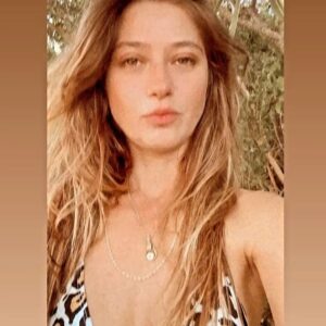 Gala Kogan Instagram - לפעמים נדמה לי 
שתפסתי
איזו ידיעה ככה גוטה
אחת שתשאר איתי 
לאורך זמן
אבל ידיעה
טבעה להשתנות
ממה שנדמה כמוצק 
לאויר
והופ כבר
אי אפשר לתפוס אותה
עד העונג הבא
ושוב
התפוגגות
כמו בועות סבון
כי ברגע שאחזת בבועת סבון
היא מתפרקת ונעלמת
ורק אם תתבונן בה
תשאר היא שלמה
אל תנסו להחזיק בה
שמא היא תעלם 

חוקיות של האחזות בדבר

#תודה #מור גולדנברג #אתםאלהשחיכתםלהם