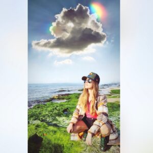 Gala Kogan Instagram - לקחת 100 אחוז אחריות על מה שמתקיים בתוכי
זה לפעמים מאתגר, זה אפילו ממש ממש קשה,
זה מלווה לפעמים בכאב , לא אשקר...
לא להיות אשמה חלילה, 
להיות אחראית לתגובה שמתעוררת בי...
זה מהות הניקוי בתהליך שאני לומדת ומלמדת .
הרצון לשמר את תחושת הקורבנות הוא עוצמתי והוא מצוי עמוק עמוק בהכרתנו.
להיות צודקים ,למצוא אשמים , לכעוס, לשנוא להפגע ולהעלב ,
לא משנה מה הטריגר החיצוני , 
וואלה יש מלא טריגרים ב״ה ;) 
הניסיונות כל הזמן מגיעים בהתאם למוכנות שלנו לגדול ולעבור דרכם.
החופש היחידי שלי כאדם זה איך אני בוחרת להגיב...
החופש הוא הוא להיות בנוכחות מלאה ברגע הנוכחי ,
לזהות את הכאב דרכי ולבחור לא להגיב דרכו כלפי חוץ , 
אלא דווקא במקום הזה לזהות עם הכאב והקושי ועם כל האי נעימות והרצון העמוק שלנו לברוח שמהתחושה הזאת ,
ללמוד לחבק את עצמי( בכנות )בתוך הסיטואציה , להתמלא באהבה חומלת ללא תנאי ולאפשר לאנרגיה של השלם לסדר את התמונה .
השלם תמיד יודע להסדיר את התמונה , 
השלם גדול מסך חלקיו ;)
זה נשמע קשה כי אנחנו כל כך מותנים ומכורים להזדהות עם המחשבות שלנו, הרבה יותר ממה שאנחנו מכורים לכל דבר אחר ,
אך בעזרת אימון ועבודה על שריר ההכרה שלנו אנו למדים להפסיק את מעגל התגובה , 
אותו מעגל של אי שפיות ,( לעשות את אותה פעולה שוב ושוב ולצפות לתוצאה שונה)
באשר הקושי או האתגר בחיינו , 
הבחירה שלנו היא לעולם -באופן שנבחר להגיב !שם מתחילה הטרנספורמציה העמוקה ביותר לכל רובד בחיים...

#תודהתודהתודה
#אימוניליבה
#דבריאלייךיפה 

תודה לך מיכלי אהובתי על הלב היפה שלך שרואה אמת @michalansky
