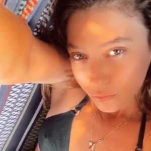 Gala Kogan Instagram - זה לא שמפסיקים להרגיש כאב , 
זה לא שלא עוברים דרך גלים רגשיים , 
זה בדיוק ההפך .
הלימוד בהעמקה להתמסרות  דרך הרגש , דרך הכאב ,זה השער העמוק ביותר עבורנו לשינוי ולהתמרה...
הדברים אינם כפי שהם נראים והנטייה שלנו היא לעולם לברוח ממצב שבו אנו חווים קושי או כאב , האינסטינקט הוא לברוח שאנחנו מאויימים , 
האיום יכול להיות מאדם מסויים או ממחשבה מסויימת , 
זה לא משנה כתוצאה ממה זה , מה שחשוב להבין זה שכל דבר מעורר בנו תגובה אנרגטית , פיזית וכימית בתוכינו -ומתוך התגובה הזאת בתוכינו -נבנת המציאות שלנו.

כך עובד הגלגל- הוויברציה מתוכינו משחררת לעולם גלים אלקטרו מגנטיים שמושכים את התהודה העמוקה בה אנו מצויים .
זה לא רק מה אנחנו אומרים לעצמנו זה בעיקר איך אנחנו מרגישים , מה מתהווה מתוכינו ?
 זה העיקר ,
משהו לעולם מתהווה רגע אחרי רגע .
מה ההויה שלי?
הויה הוא ה ׳ .

בתוכינו מצוי העצמי ,בעצמינו עוצמתנו ,כח המקור מתוכינו , עלינו להיות ערניים מאוד לתנועה שאנחנו משחררים לעולם ולדאוג לזה בקשר רציף וחסר פשרות , זה רק אנחנו עם עצמנו ,
וכאשר יהיה השלום באדם יהיה חייב להתפשט על המציאות מחוצה לו , שהרי הבחוץ הוא לעולם שיקוף של המתרחש פנימה.

זה עידנים שאנחנו מנסים לשנות את המציאות מחוצה לנו , את החברה , הממשל ,החוקים התאגידים .
כל אלה יצרו בחברה פערים שבתקופה זאת בוערים לשינוי , ריפוי והתייחסות .

ההגדרה של אלברט איינשטין לאי שפיות היא לעשות את אותה פעולה שוב ושוב ולצפות לתוצאה שונה .

כמה עוד הוכחות אנחנו מחפשים לאי השפיות מתוכינו ? מה באמת המגיפה הקשה שהגיע ועוררה את העולם ? מה הדבר שהיא אכן עוררה?
האם אנחנו חוזרים לשגרה ? 
משהו השתנה בנו בכל תקופת הסגר ? 
משהו התגלה ? האם הלב התקלף ולו מעט להבנה שאנחנו רק חלק קטן מהאורגניזמים של השלם ?

אנחנו גדלים זה הזמן להכנס פנימה ולקחת אחריות אישית , נחווה כאבי גדילה , בעיקר מתוך שבירה של הישן והכנה לחדש , זה יקח זמן .
אולי זה הזמן להפסיק לשנות את הבחוץ , 
אולי זה הזמן לקחת אחריות אישית פנימה , 
להיות כנים , להסתכל בעיניים , את זה גם המסכות לא יכולות להסתיר ,למרות הציניות 
והסרקזם , לעבור דרך הכל בעמוד אור ההתעוררות להוויה.... מתוך דברי אלייך יפה 
המסע לגילוי והתעוררות אלי... I love you ‎זוהיתזכורתאוהבת