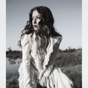 Gala Kogan Instagram - שם אני נמצאת 
בין רסיסי ליבך הכואבים
לא כועסת
לא שופטת 
רק 
קיימת
ממתינה בסבלנות 
לפתיחת הדלת 
והכנסתי אלייך 
והגעגוע הוא עמוק 
עמוק כמו כולך 
ואני צמאה לך להשלים את המסע
וכמים היורדים למקום הכי נמוך
ומשם מעלים גדותם
כך אני לך 
מלמטה
שואפת להעלות 
ולמלא נשימותך
 בכל 
הוויתי.

לחשה
הנשמה
לנפש.

#זוהיתזכורתאוהבת
