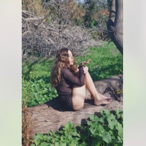 Gala Kogan Instagram - אם אין לנו אהבה כנה לעצמנו
לא נוכל לאהוב את מי ומה שמחוצה לנו.
האהבה לעצמינו היא הליך לימודי ,
האהבה לעצמינו היא הליך שיקומי ,
האהבה לעצמינו מחייבת עדינות ורכות מלאת חמלה  והתמדה חסרת פשרות .
לוקח זמן לשחרר את כל ההתניות המגבילות אותנו לאהבה עצמית ...
אף פעם לא באמת העמיקו ולימדו אותנו (מרביתנו )
איך להתנסות בחווית אהבה לעצמי .
ברמה המזוכחת ביותר יכולת האהבה שלנו לעצמנו נוגעת ביכולת האהבה של הבורא ( אנרגיית אור אינסוף ) לאהוב אותנו .
בעצם כל מערכות מערכות היחסים בחיינו הם שיקוף לקשר שלנו עם האלוהות מתוכינו .

#איןעודמלבדו 
#אימוניליבה
#דבריאלייךיפה