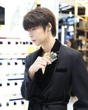 Gameplay Garnpaphon Laolerkiat Instagram - LIBRE MEGA EVENT จากYSL BEAUTY 
พบกับบริการสุดเอ็กส์คลูซีฟภายในงาน และแลนด์มาร์กถ่ายรูปเก๋ๆไม่ว่าจะเป็น GIANT LIBRE EAU DE PARFUM และ ROUGE PUR COUTURE THE SLIM 🌓

แล้วมาพบกับ งาน LIBRE MEGA EVENT จากYSL BEAUTY ที่ลานหน้าทางเข้าแผนกเครื่องสำอางค์ เซนทรัลลาดพร้าว ชั้น 1 วันที่ 5 - 19 มิถุนายน 65 

#YSLBEAUTYTH #LIBREMEGAEVENT
