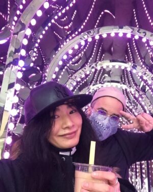 Gana Bayarsaikhan Instagram - Bubble tea 🍵  Good friend👭= made my day! 💃🏻
Thank you @jojoreadymades 💙

#xmas #xmaslights 🌲